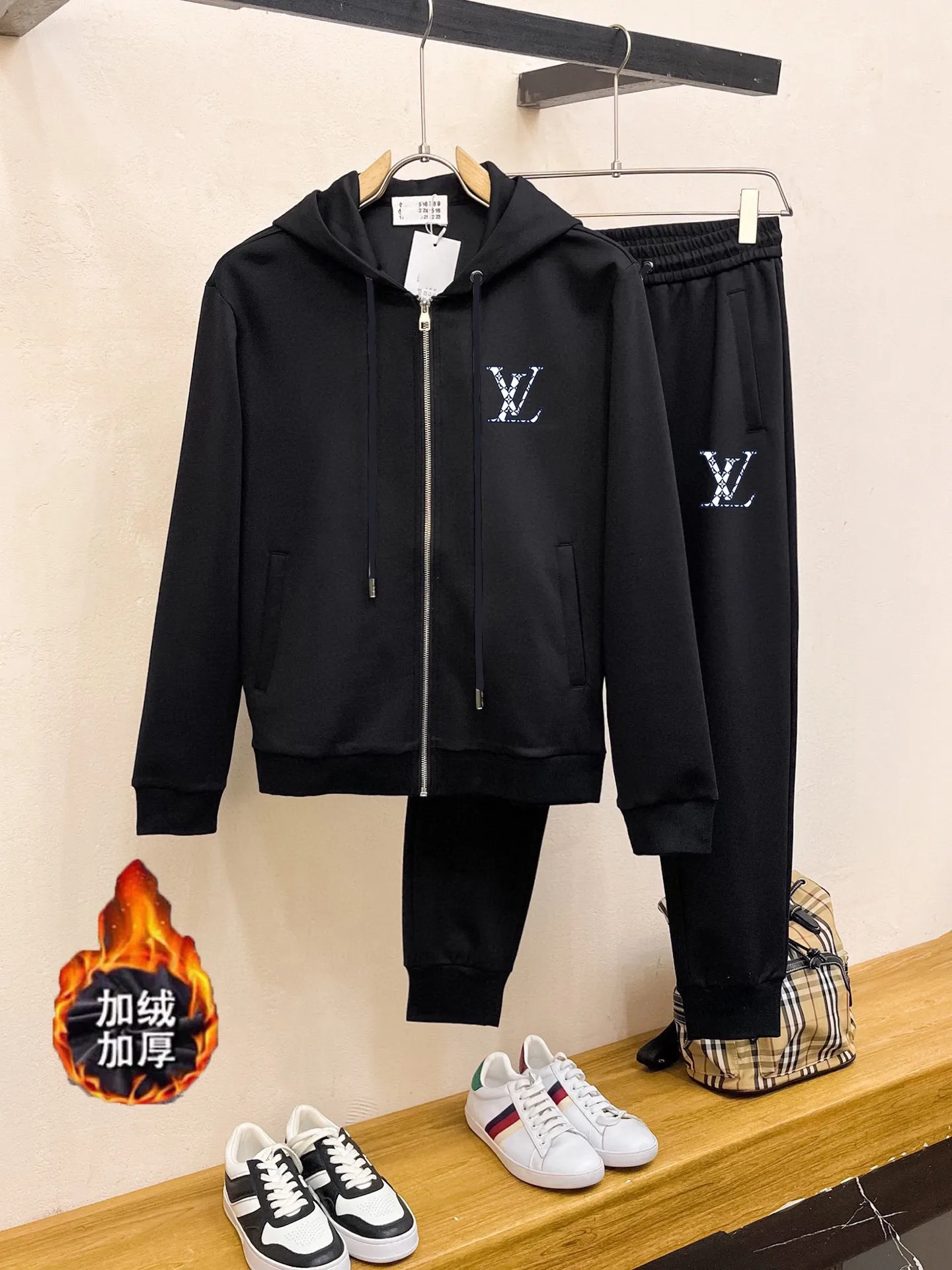 🅿️460 brand [LV Louis Vuitton] (velvet and thickened) 2025 autumn and winter new products, celebrities’ favorite fashion-flavored casual suits, clean and neat tailoring, full of urban style. Made of high-quality customized fabrics, the inner warmth is excellent, the hand feels soft and dry, and the upper body effect is crisp and stylish. The three-dimensional cutting process and the pattern are all of high standards, and the silhouette version has the right benefits! It is not tight at all, and you feel good when you wear it. So many top-quality raw materials create high-end products with unparalleled value. It is the first choice for high-end fashion people. (Size: M-4XL can wear up to 200 pounds)